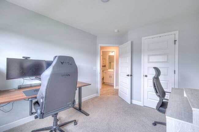 Building Photo - Like-New Modern Townhome Near Dining, Shopping, Trails & Old Hickory Lake