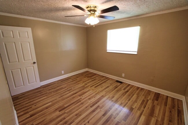 Building Photo - Charming 3 Bed 1 Bath Ranch