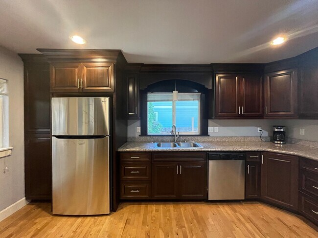 Building Photo - Fabulous NE Portland 2 bedroom 2 bathroom ...