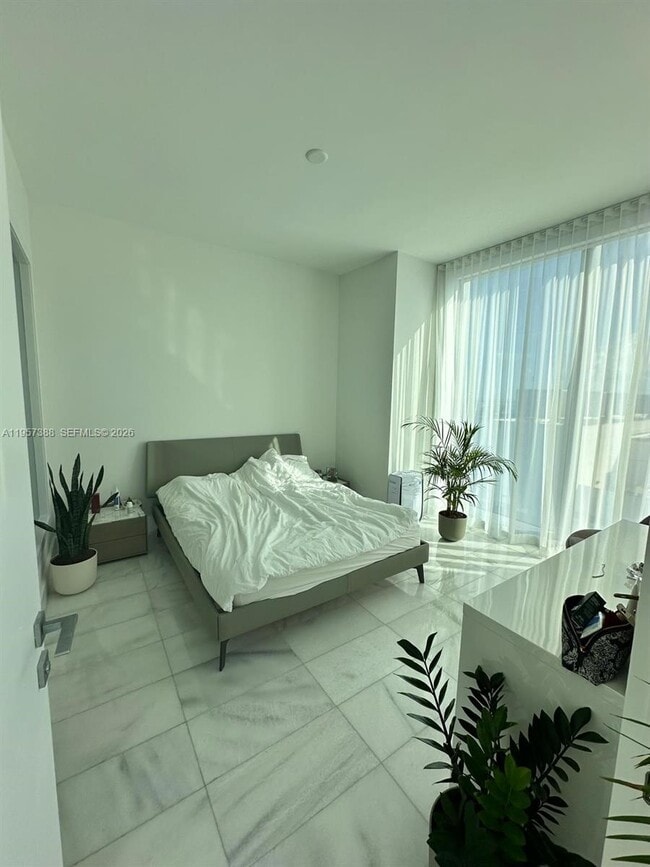 Building Photo - 700 NE 26th Terrace