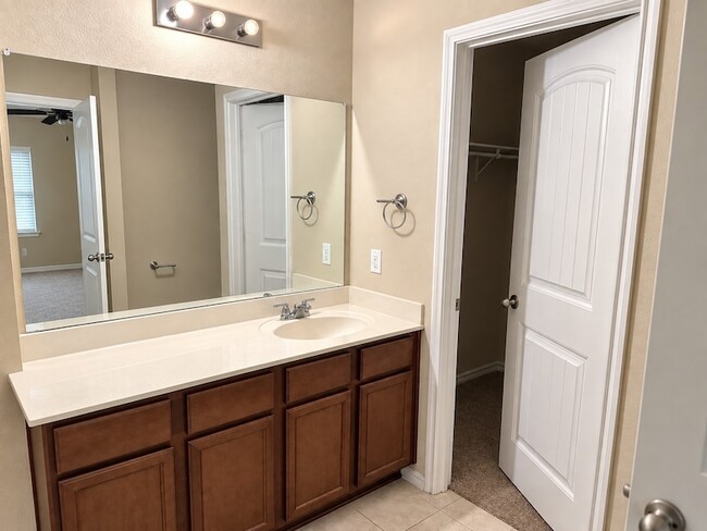 Building Photo - 915 Quartz Trl