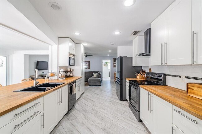 Building Photo - 1001 Grovewood Ct