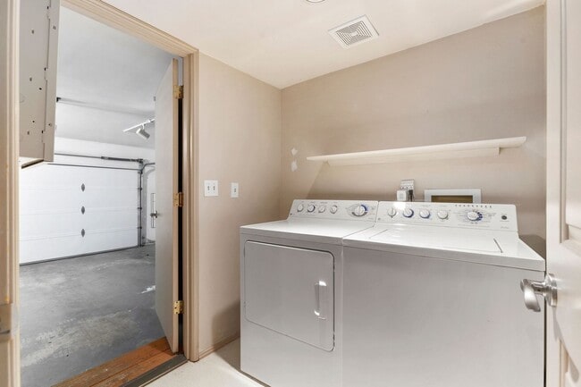 Building Photo - Beautiful 3 Bedroom Home in Bridle Trails