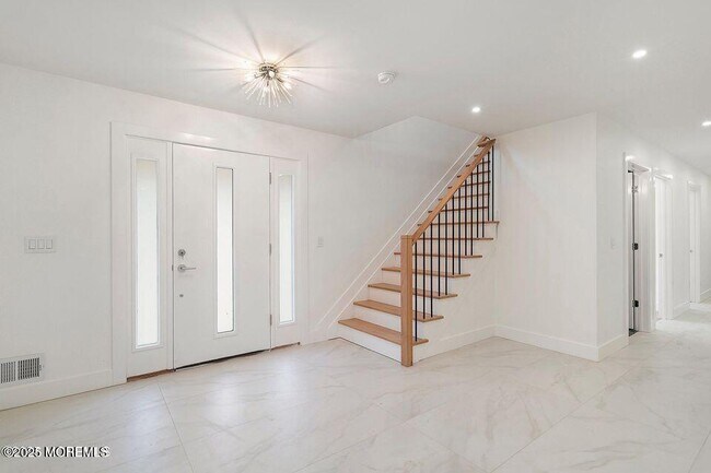 Building Photo - 527 Woodview Rd