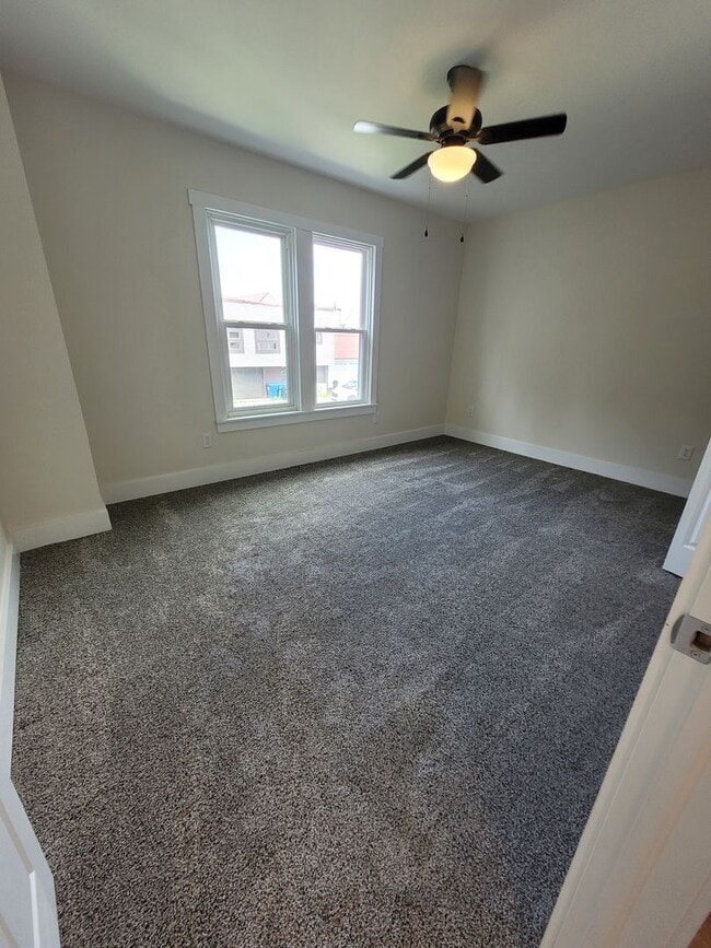 Building Photo - 21 E Maple St