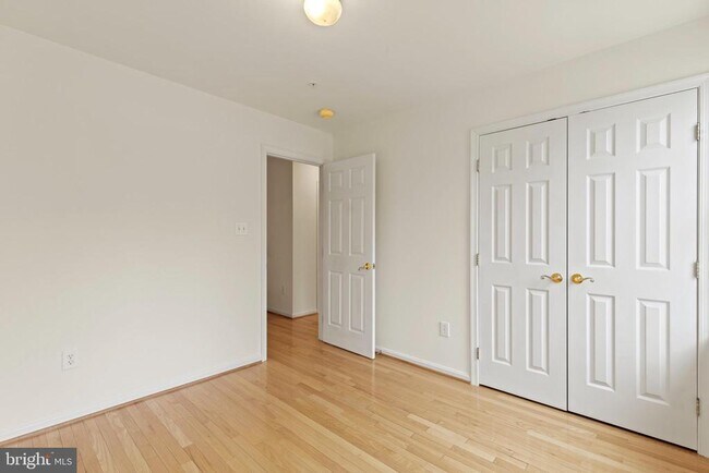 Building Photo - 11201 Woodglen Dr