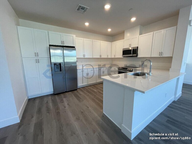 Building Photo - 5301 E Commerce Way