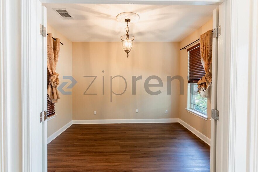 Building Photo - Unit