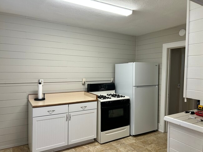 Building Photo - 940 6th St