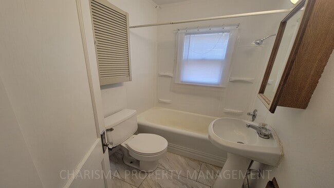 Building Photo - 700 S Hawthorne Ave