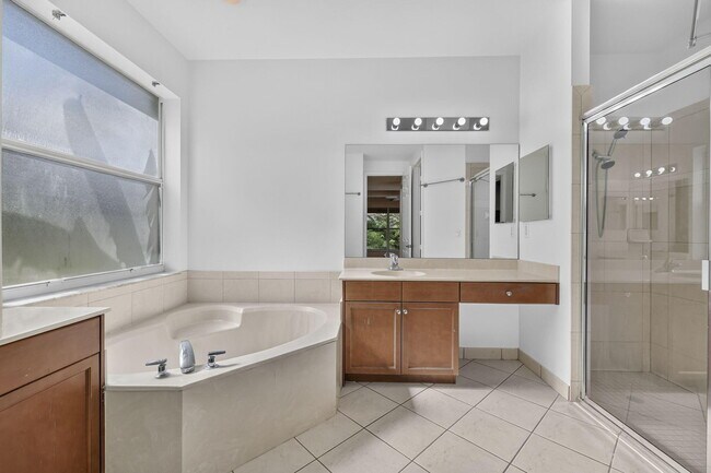 Building Photo - 9479 Sedgewood Dr