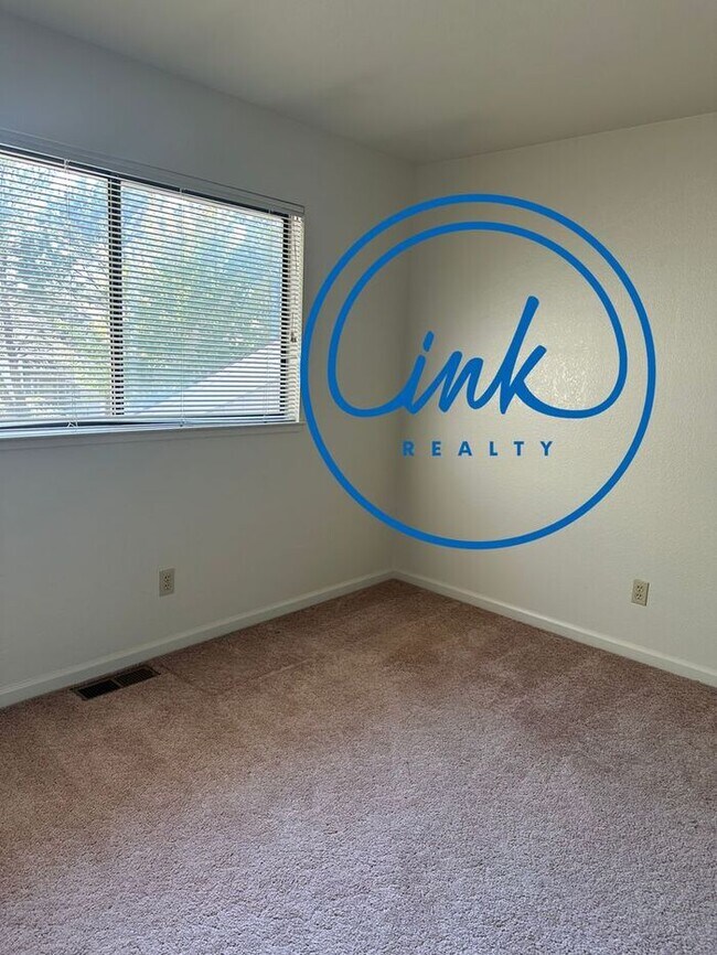 Building Photo - Carson City Townhouse for Rent