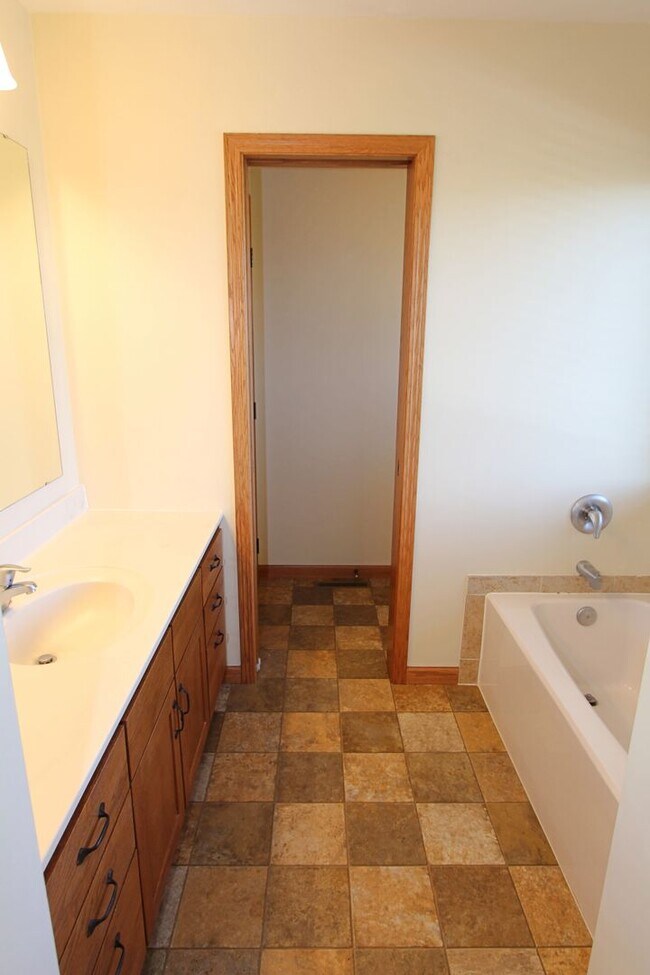 Building Photo - 3 Bedroom Townhome