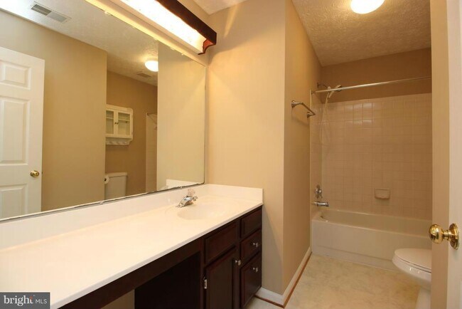 Building Photo - 66 Larkwood Ct