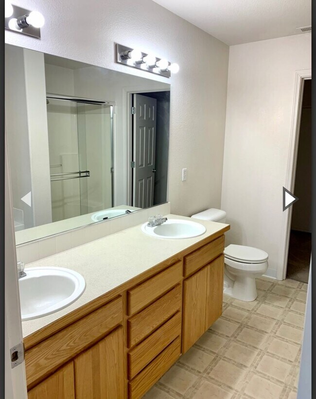 Building Photo - 2 Bedroom, 2.5 bath townhome in West Pasco with Bonus Office space