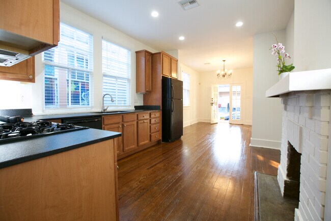 Building Photo - 813 Leontine St
