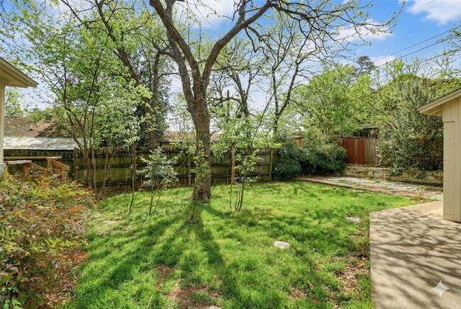 Building Photo - 2007 Montclaire St