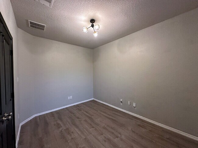 Building Photo - Spacious 5 Bedroom, 3.5 Bath Home with 2,6...
