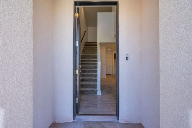 Building Photo - Well Maintained, 3 Bedroom and 2.5 Bathroom Townhome in Desert Color! Internet Included!