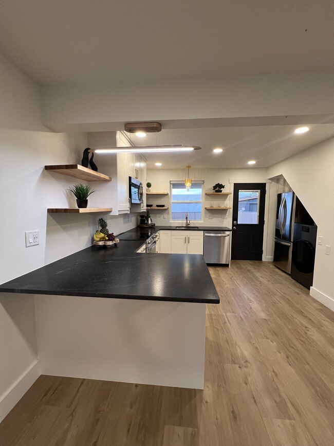 Building Photo - 214 W 7th St