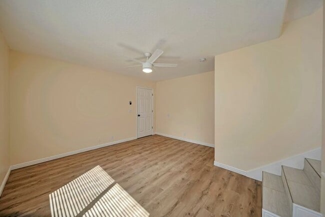 Building Photo - Awesome remodel home in great location w a...