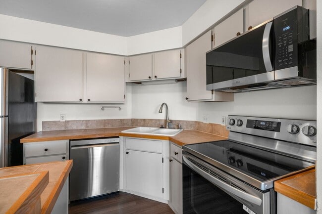 Building Photo - Spacious, Renovated Downtown Condo with Breathtaking Views of the City!