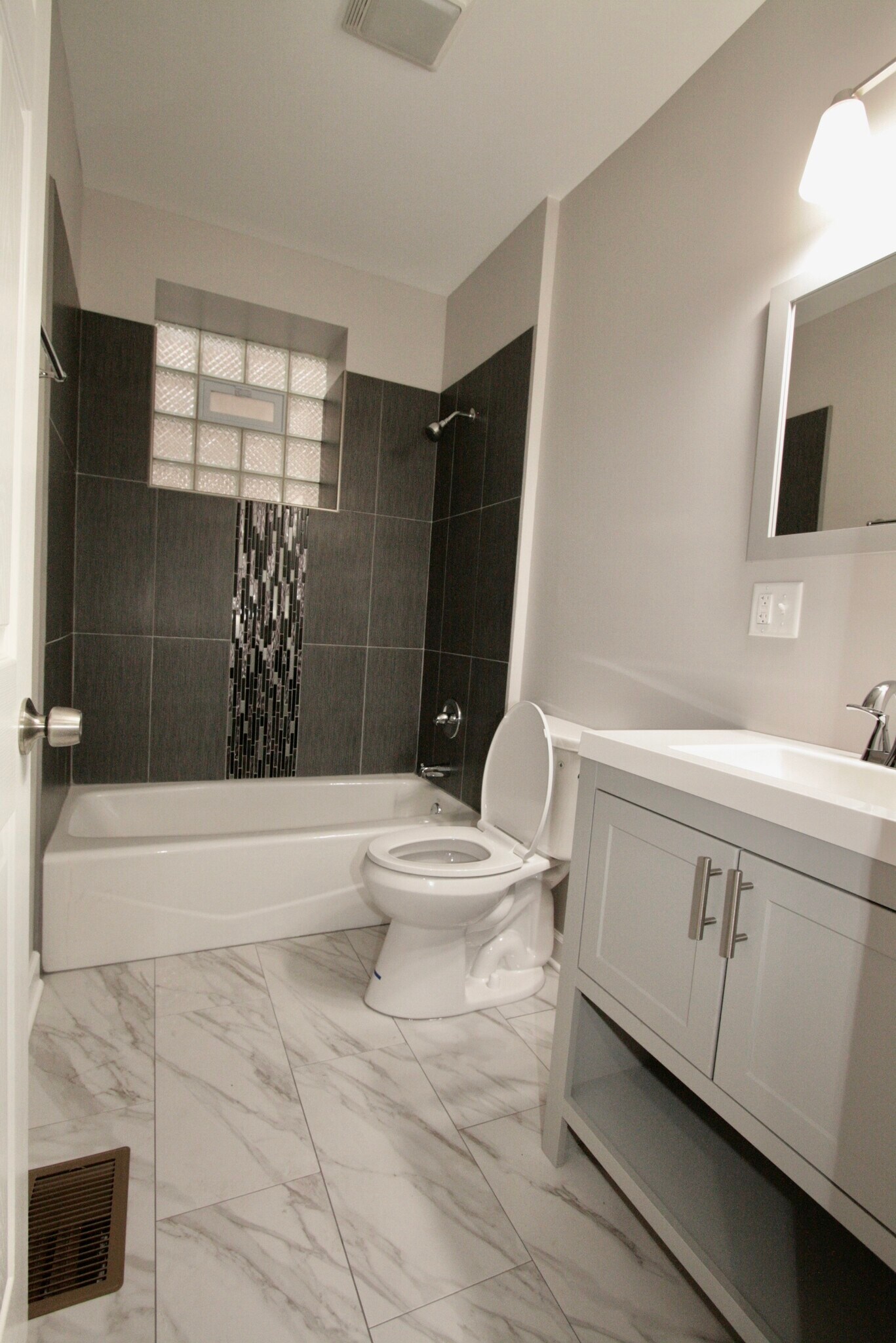 Building Photo - 1406 E 69th Pl