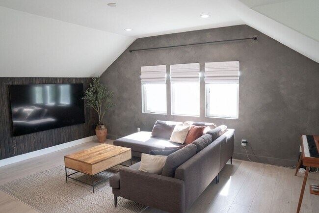 Building Photo - Newly Professionally Designed Home Westsid...