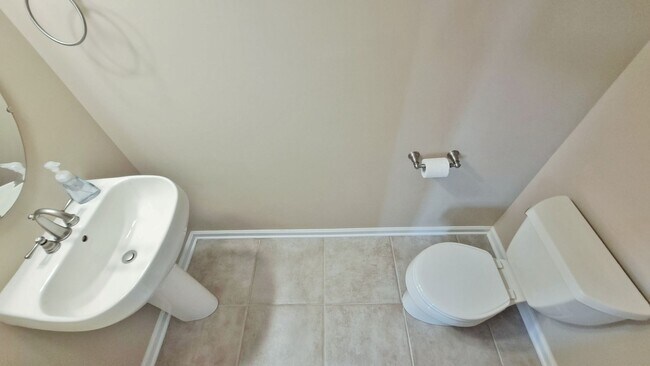 Building Photo - 3 Bed / 2-1/2 Bath Single Family Townhome ...