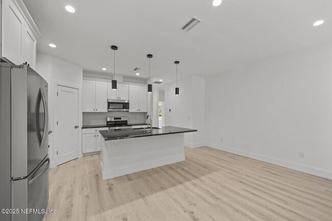 Building Photo - 213 Deportivo Dr