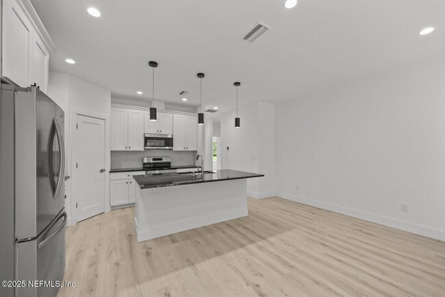 Building Photo - 213 Deportivo Dr