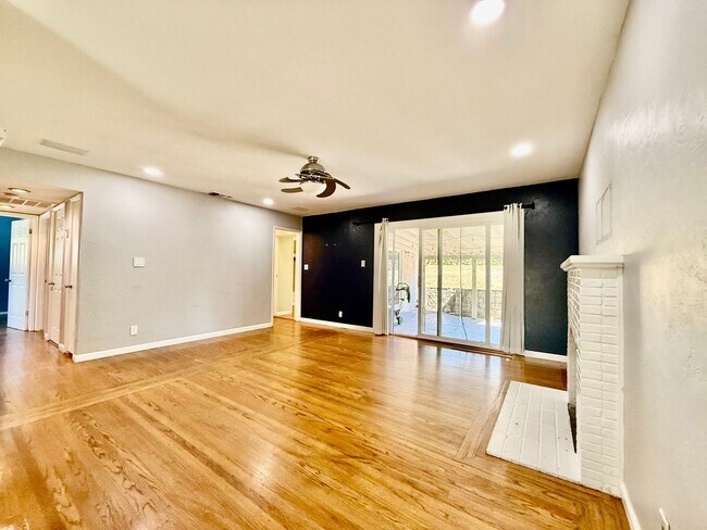 Building Photo - Great home available NOW