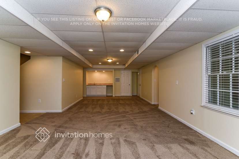 Building Photo - 430 Croftwood Close