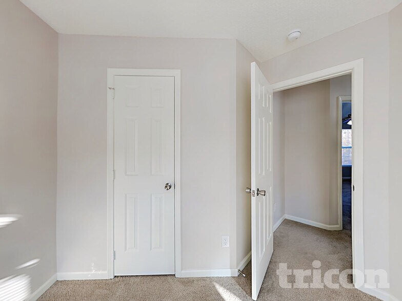 Building Photo - 1606 Oak Knoll Ln