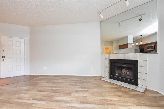 Building Photo - 10855 Meadowglen Ln