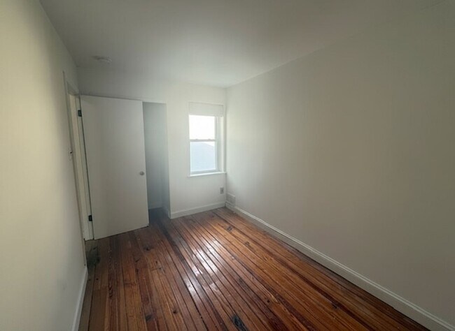 Building Photo - 1809 W Thompson St