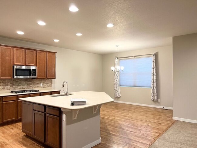 Building Photo - 5 Bedroom/4 Bathroom Ranch Style Home Loca...
