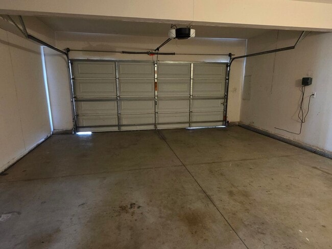 Building Photo - MOVE IN READY!!