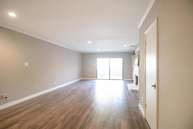 Building Photo - 913 Memorial Village Dr