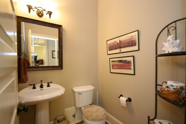 Building Photo - 27 Carriage Hill