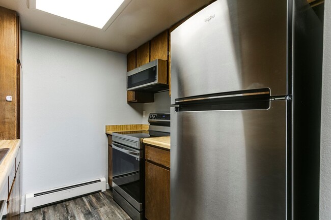 Building Photo - Updated Unit next to CMU with Pool!