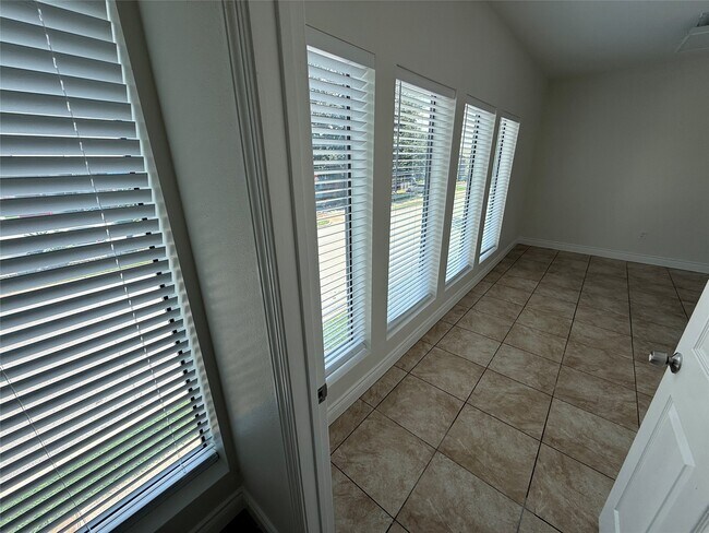 Building Photo - 2724 Crossview Dr