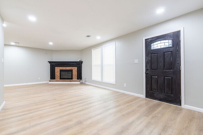 Building Photo - 1000 Rampart Pl