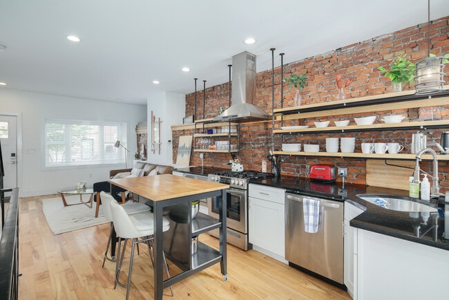 Building Photo - 2223 Taggert St