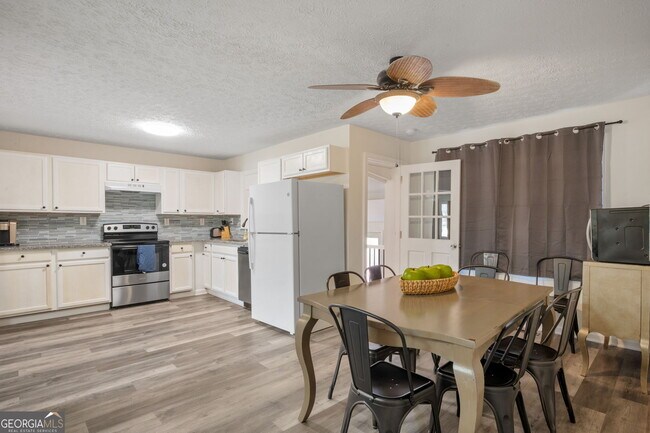 Building Photo - 1954 Woodbine Terrace NE