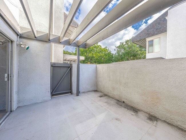 Building Photo - SPACIOUS 2 Bed Townhouse in Garden Grove