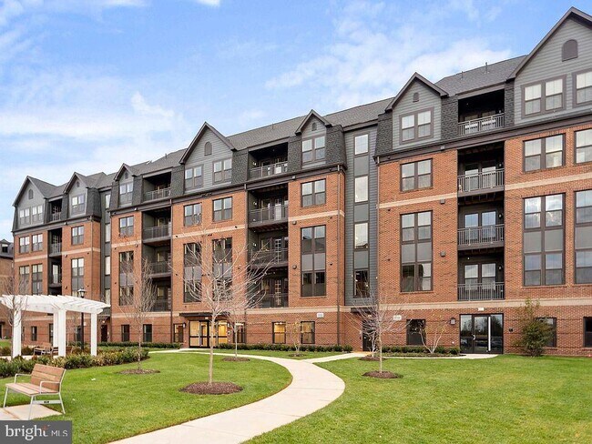 Building Photo - 3927 FAIR RIDGE Dr