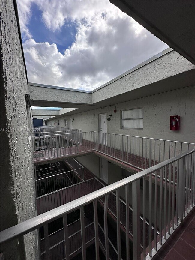 Building Photo - 10000 NW 80th Ct