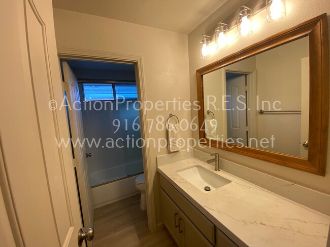 Building Photo - Greenbelt Views - 3 Bed, 2.5 Bath - Privat...