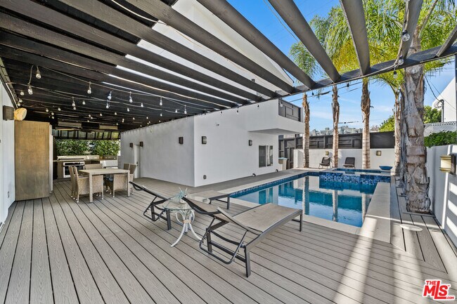 Building Photo - 355 S Sycamore Ave